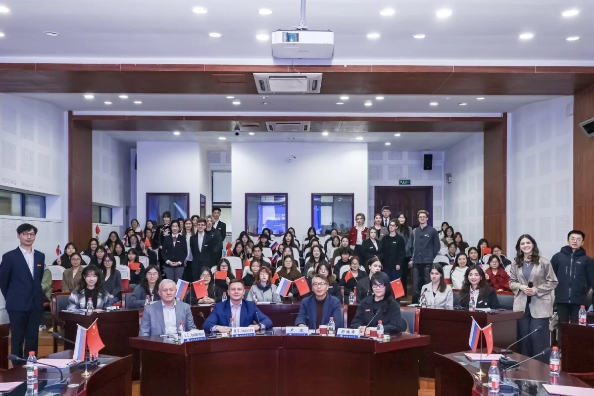    В Китае открылся молодежный форум НГЛУ и Сычуаньского университета