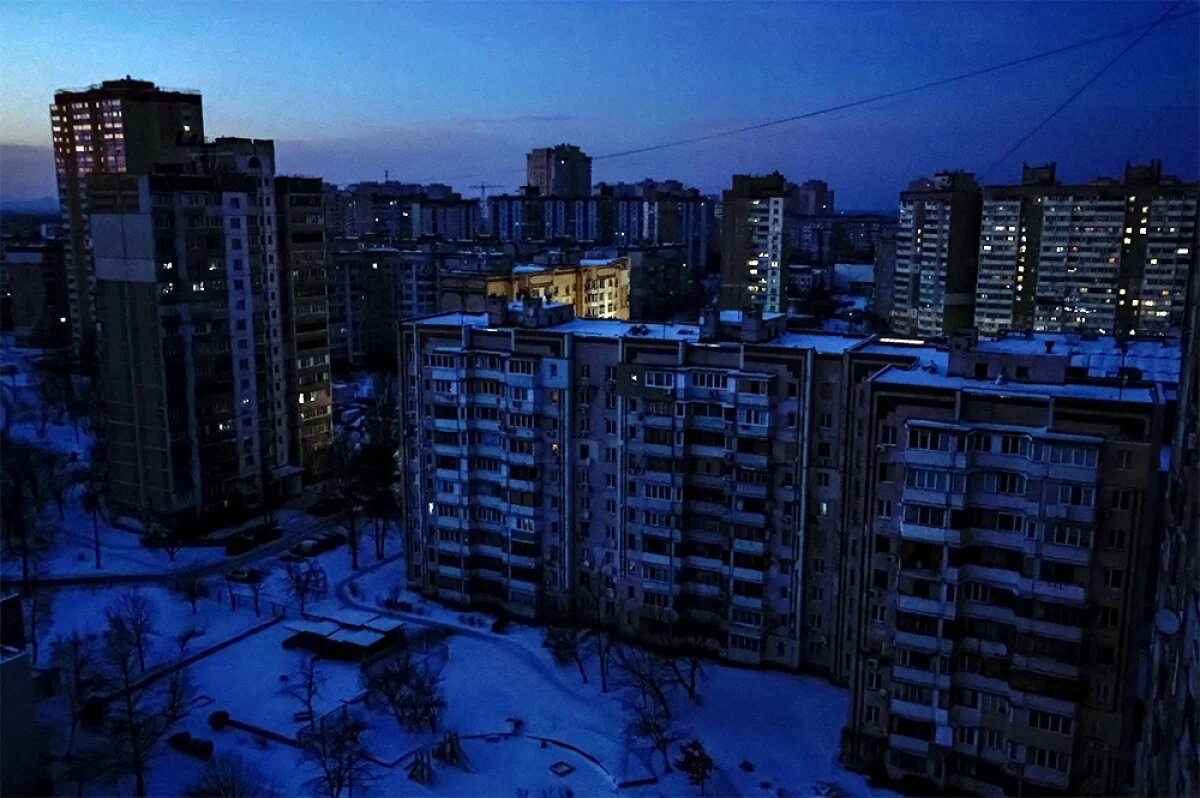    Половина многоэтажных домов Киева осталась без тепла и света.