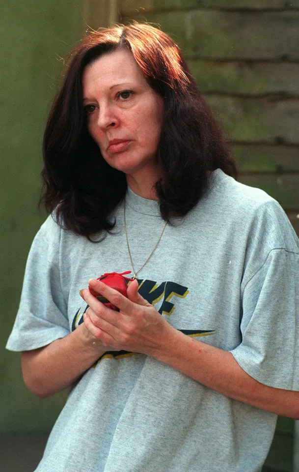 Биологическая мать Билли-Джо, Дебора Барнетт.