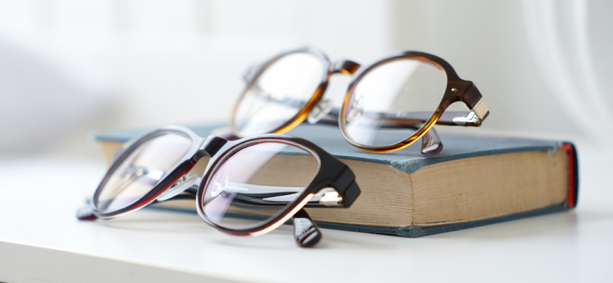 Когда нужно менять очки? Как часто стоит проходить осмотр у медицинского специалиста? Какие признаки «неправильных очков» существуют?
