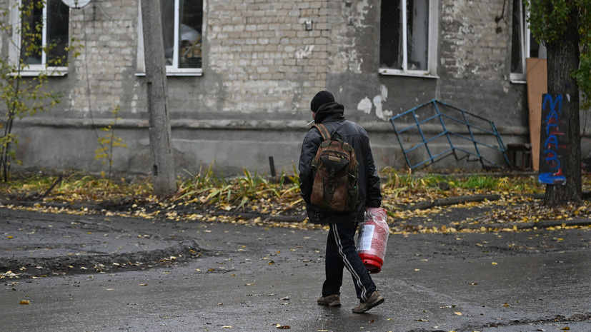     Житель города Селидово в ДНР. 29 октября 2024 года / РИА Новости / Станислав Красильников