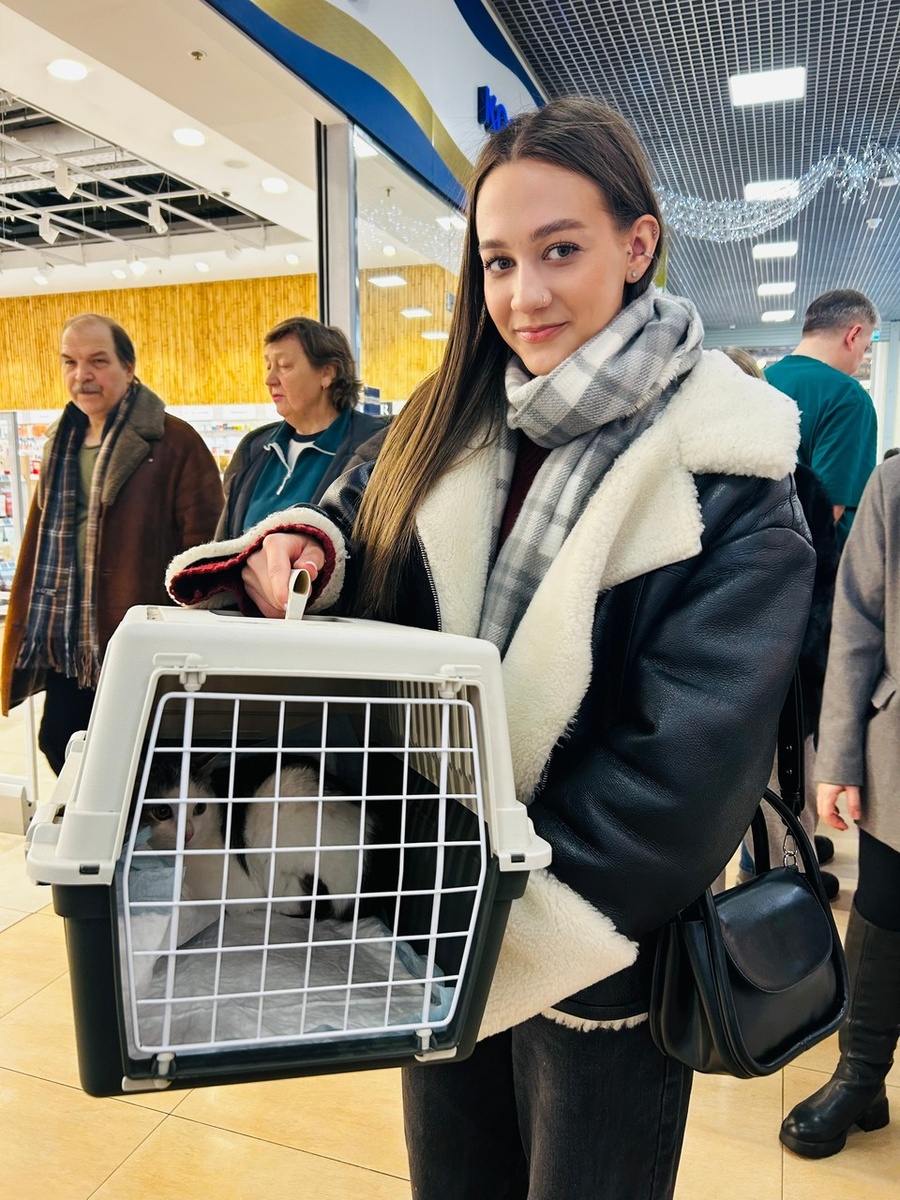    Эта девушка нашла на выставке своего пушистого друга. Фото: «Инициативная группа по защите животных Твери»