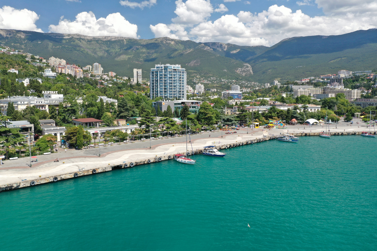 Вид на набережную Ялты //  Туристический портал Республики Крым, Сергей Коршунов 