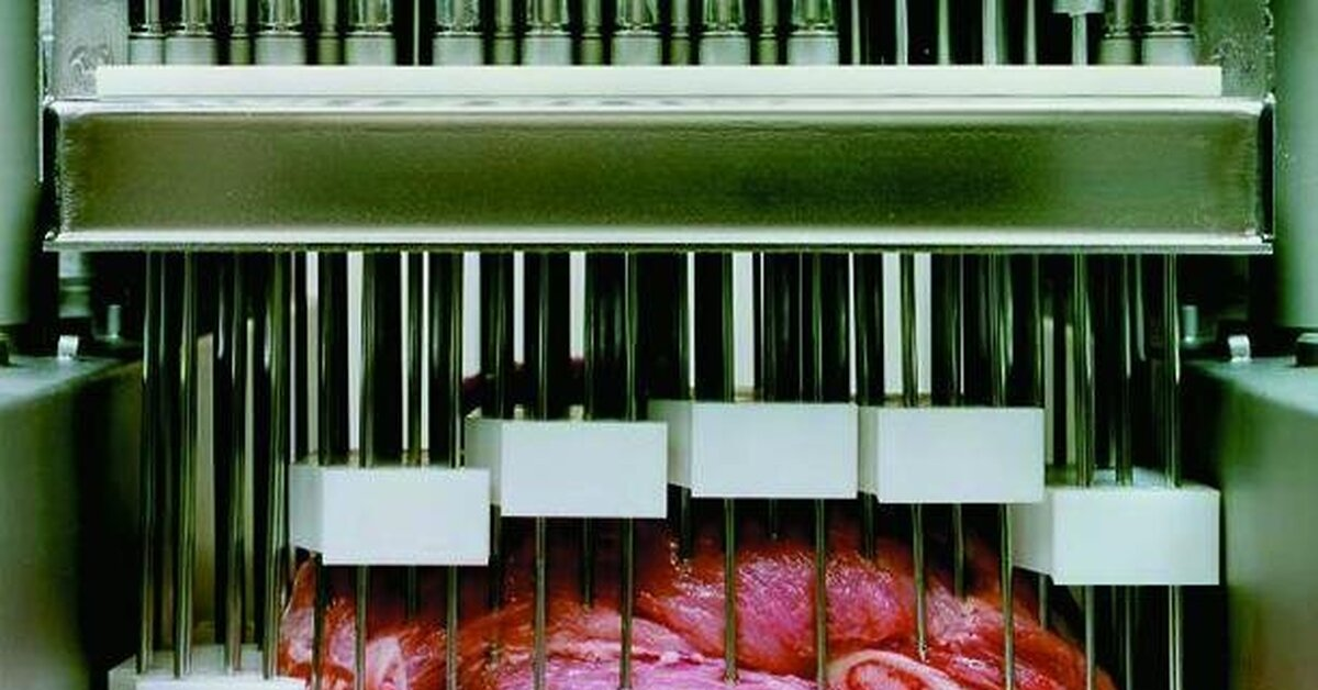 Накачивание мяся рассолом с фосфатами на производстве