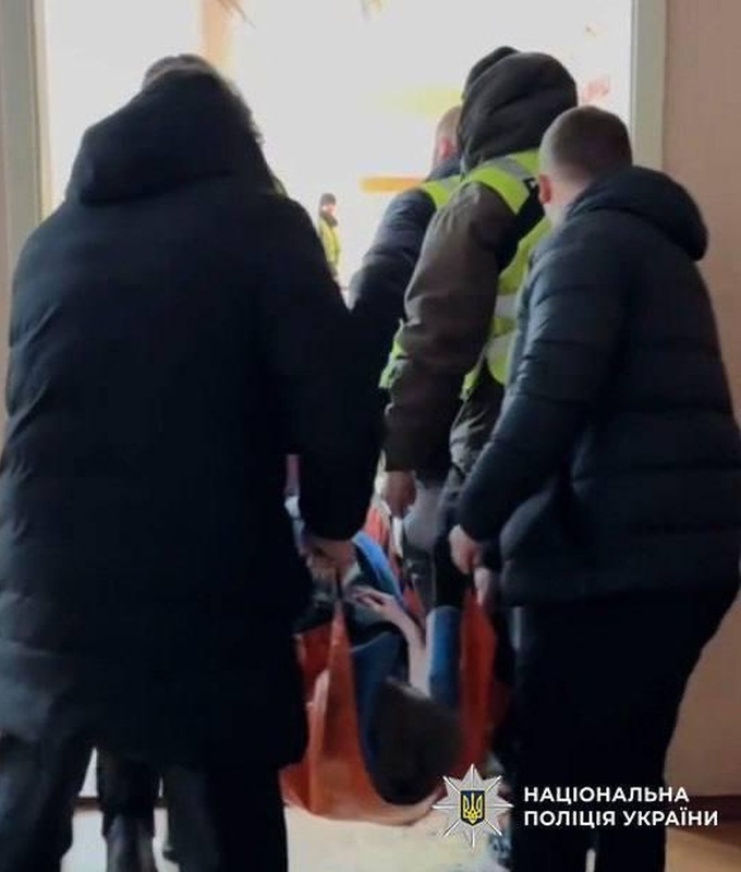    В Киеве школьник ранил ножом учительницу, одноклассника и себя