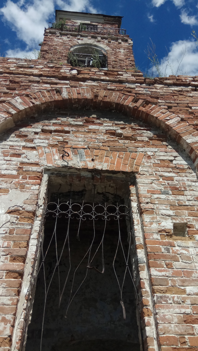 Колокольня четырёхгранная, с двумя ярусами звона. Каждый из ярусов выделен собственным цоколем и карнизом