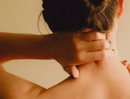 Почему упражнения «из йоги и фитнеса» могут ухудшать состояние шеи