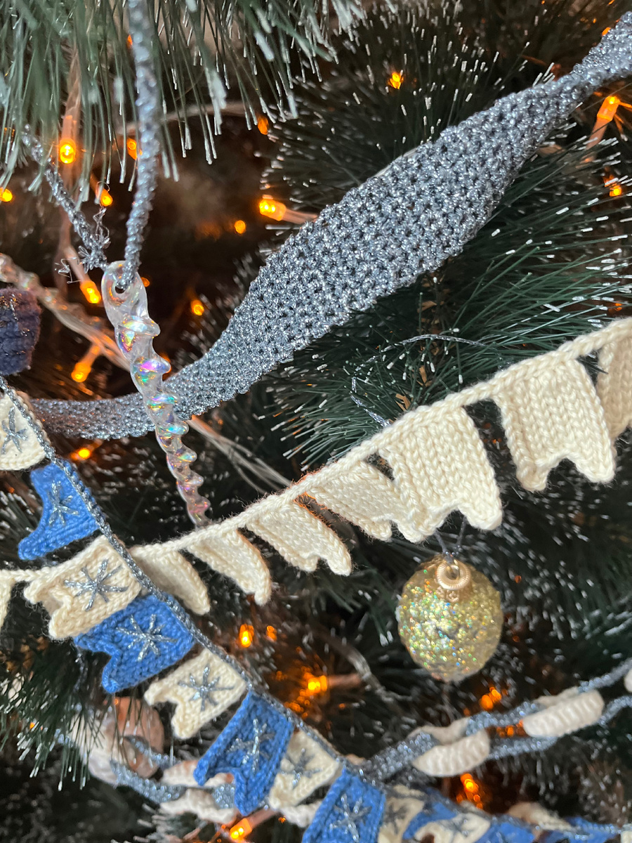 Серебряная гирлянда из обыкновенных столбиков без накида.