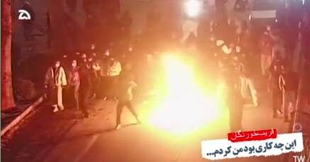   Бунтовщики в Иране поджигают автомобили, нападают на людей. Фото: соцсети