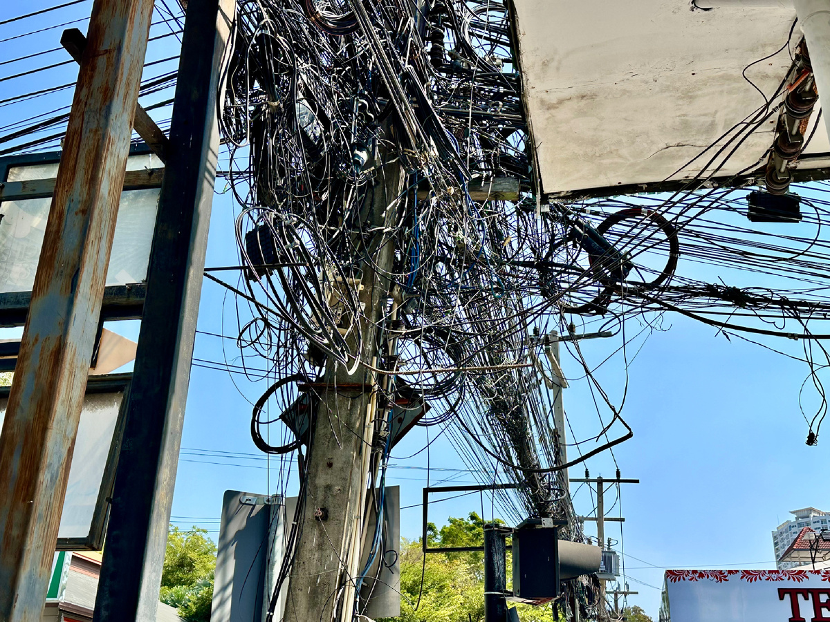 Черные провода на столбах.