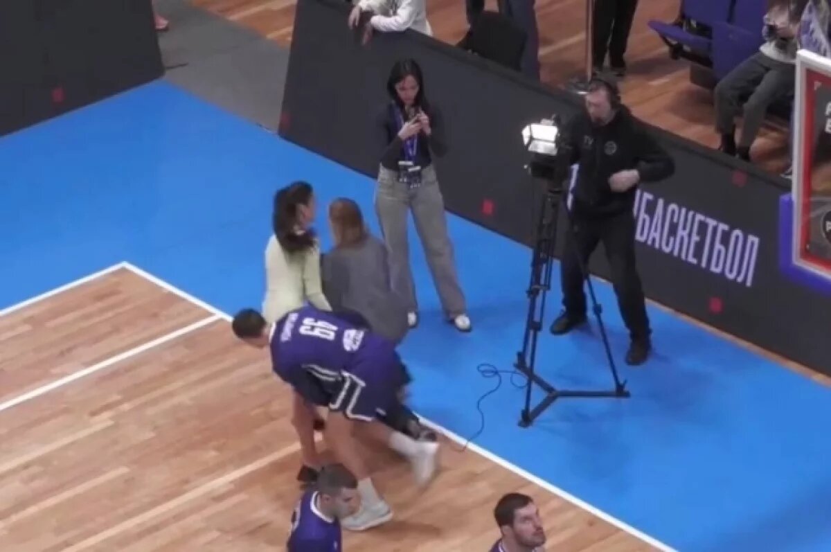    Ижевский баскетболист чуть не сбил с ног 2 девушек на площадке перед матчем