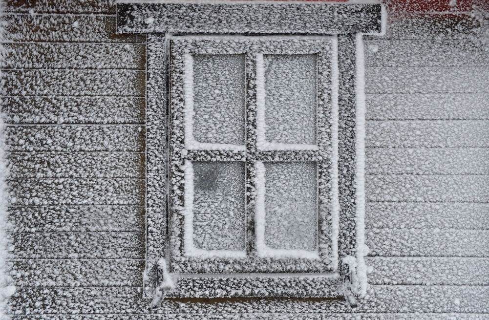    Механизм образования «пушистого» инея — это рост кристаллов льда из водяного пара на холодной поверхности. Низкоэмиссионные покрытия могут заметно снижать обмерзание. Источник изображения: fototelegraf.ru