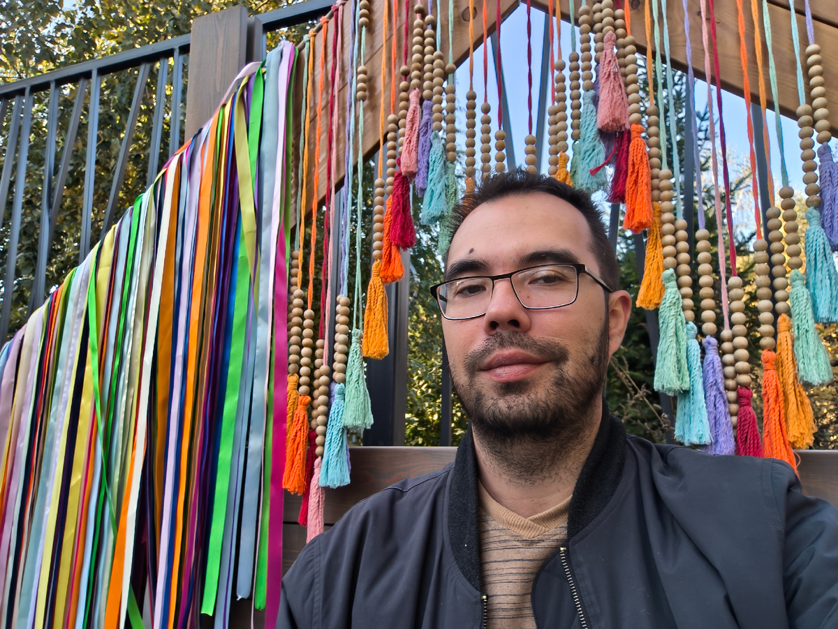 Рей сидящий в углу Асгарда