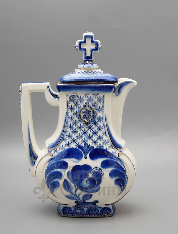 Кувшин для святой воды «Христос Воскресе», скульптор Сергеев В. А.,​ фаянс, Конаково, 2001 г. Фото с нашего сайта dvaveka.ru