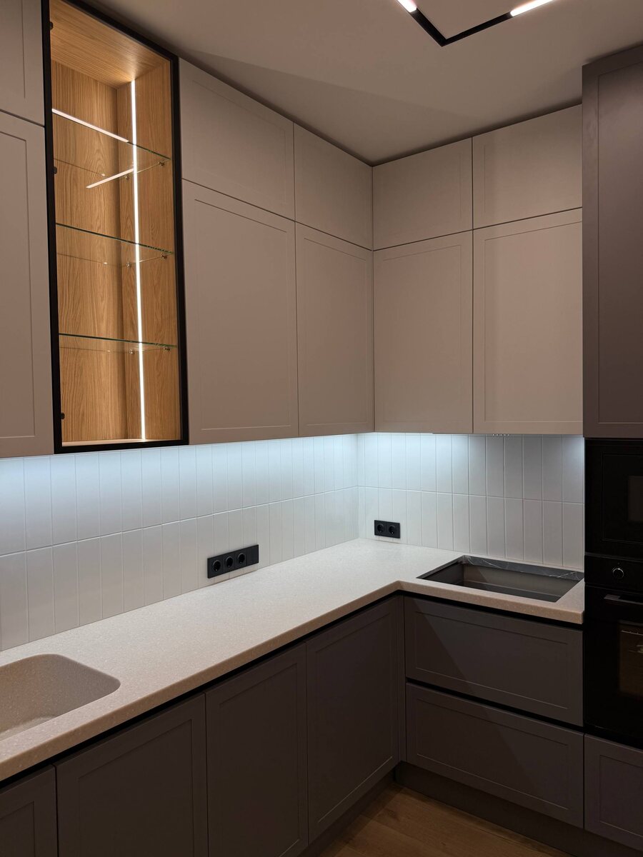 Освещение в квартире — один из ключевых элементов интерьера. Это целая система, которая делает жизнь в квартире максимально комфортной для каждого из нас. 

Представьте: утро, вы просыпаетесь и вам нужен мягкий, бодрящий свет. Вечером, когда хочется расслабиться, — приглушенный, уютный. А когда читаете или работаете, — яркий и направленный. Вот почему в квартирах мы  используем многоуровневое освещение:

основной свет — дает общее освещение 
дополнительный — помогает в рабочих зонах и создает комфорт для отдыха
акцентный — добавляет атмосферу и подчеркивает детали интерьера

Когда свет продуман, комната становится не просто красивой, а по-настоящему удобной и уютной. Она как будто оживает, становится визуально дороже и просто приятнее для жизни.

Кстати, посмотрите на фото выше — там примеры того, как мы создаем разные световые сценарии. Мы всегда стараемся учесть как вы живите и что для вас важно

Ставьте «» если понравилось.

А если есть вопросы по освещению, то пишите слово «ДИЗАЙН» и наш дизайнер бесплатно проконсультирует вас

#дизайнинтерьера #ремонт #освещение #советыпоремонту #идеидлядома #уютныйдом