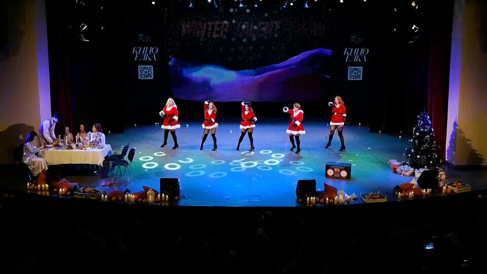     Стриптиз-шоу со Снегурочками устроили для детей на новогодней елке "112"