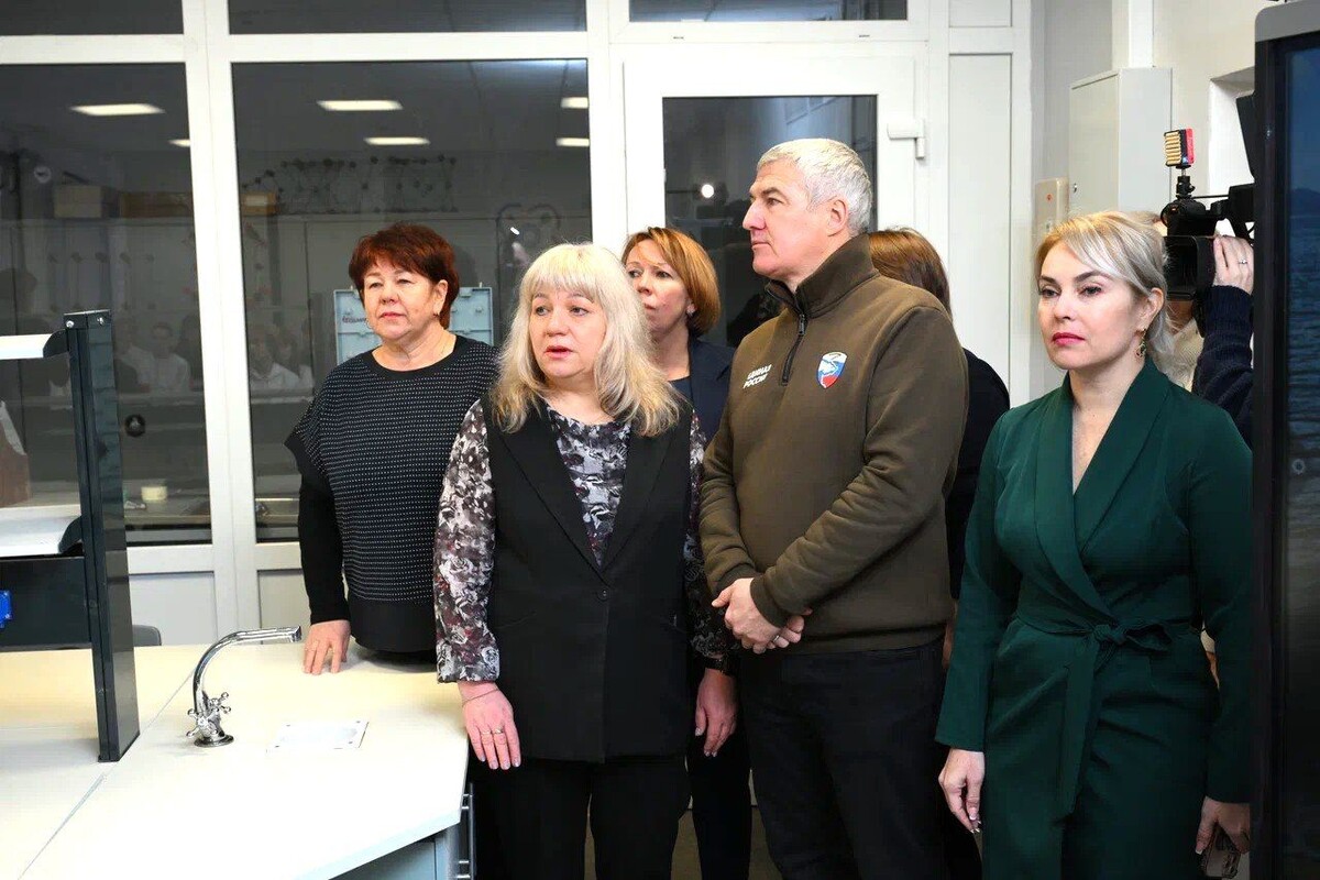    Артур Парфенчиков проверил выполнение работ по капремонту в школе № 39 Петрозаводска© Артур Парфенчиков