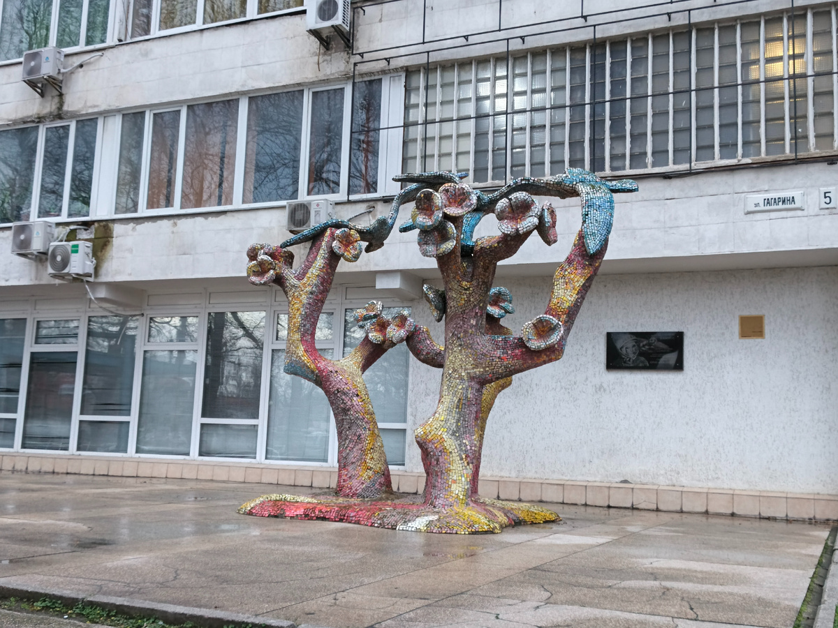 Это гостиница. Напротив нее мы парковали авто и с нас взяли 150 руб.