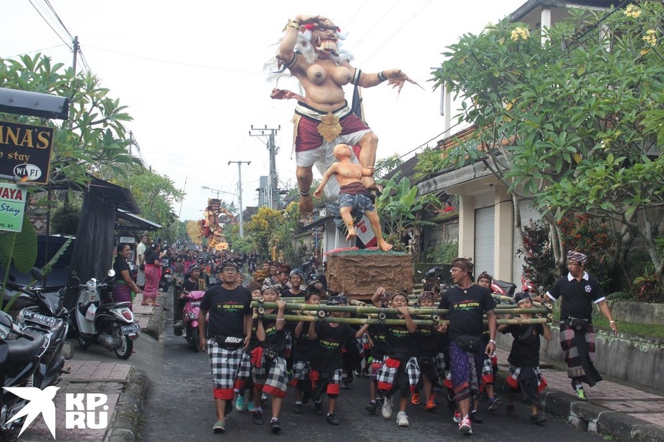    Так отмечают Новый год на Бали Евгений ПРОСКУРЯКОВ
