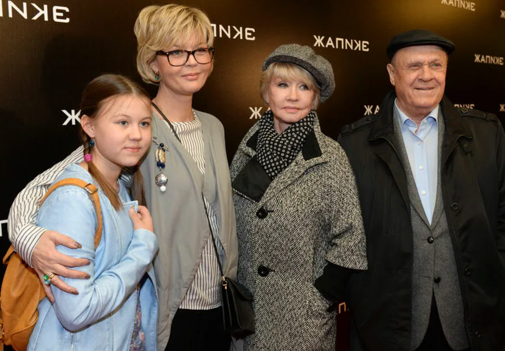 на фото Таисия Гордина с мамой Юлией Меньшовой, бабушкой Верой Алентовой и дедушкой Владимиром Меньшовым