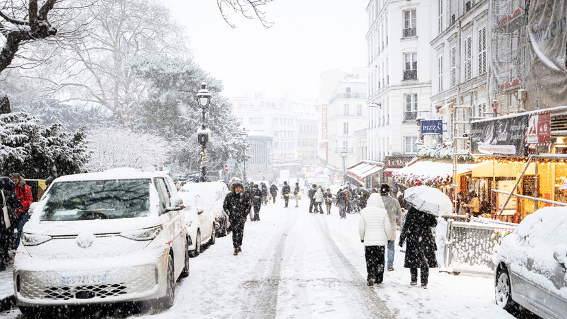     Снегопад в Париже Gettyimages.ru Telmo Pinto/SOPA Images/LightRocket