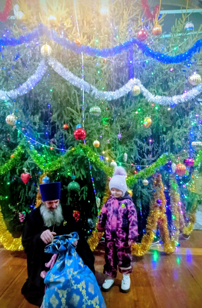 Рождественская елка в Храме. Батюшка за Деда Мороза)