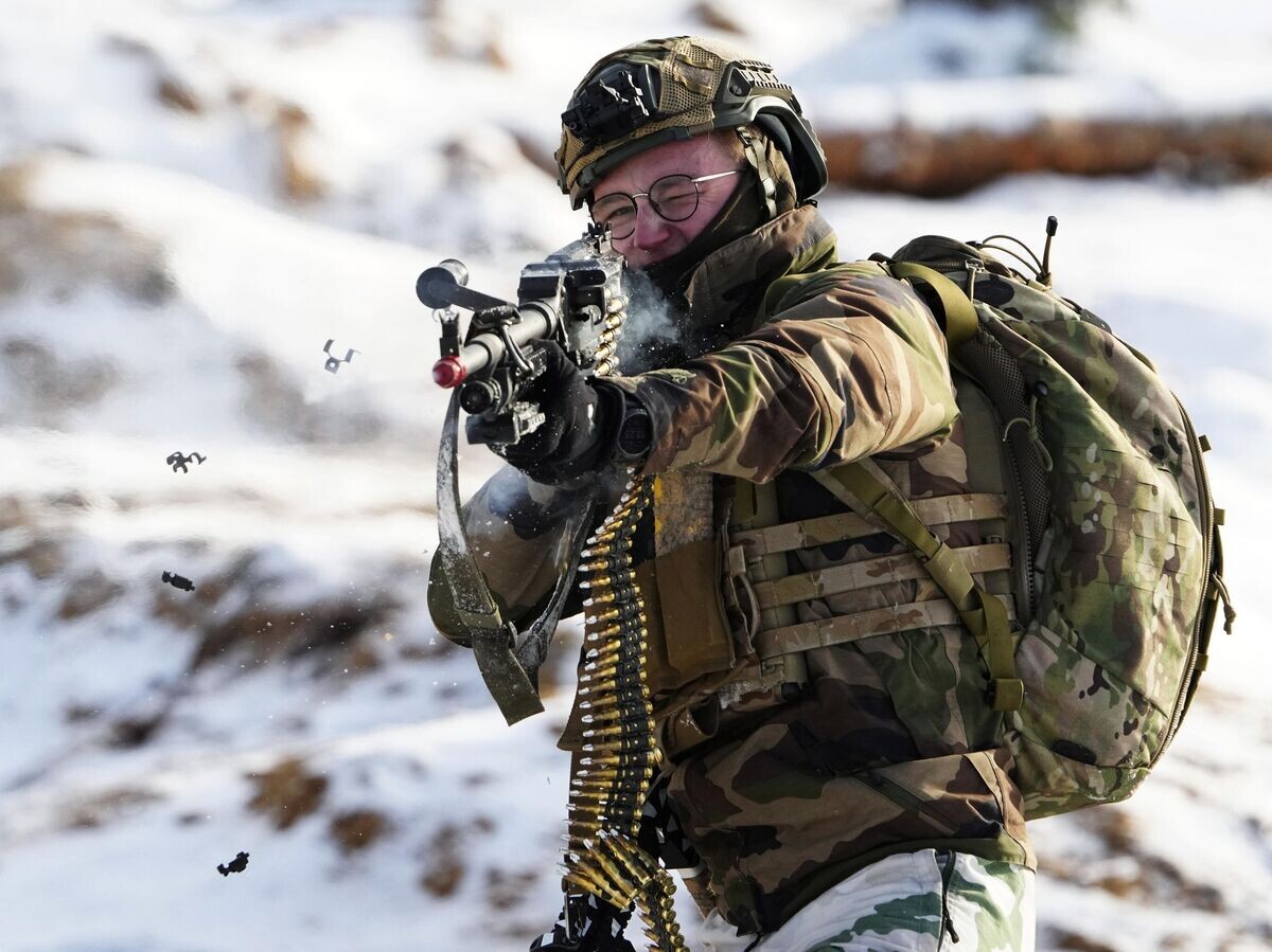    Французский военный во время учений | © AP Photo / Pavel Golovkin