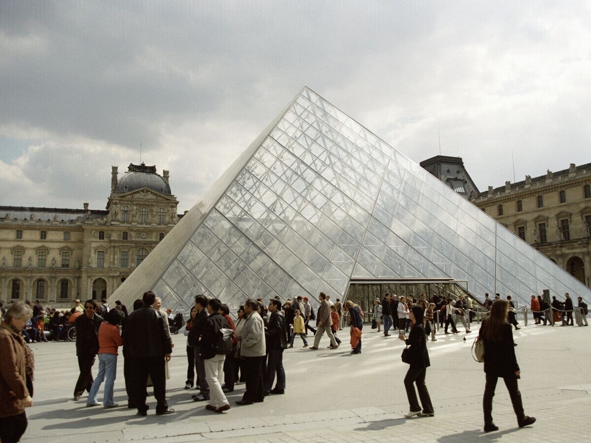    Стеклянная пирамида над входом в Лувр | © РИА Новости / Владимир Федоренко
