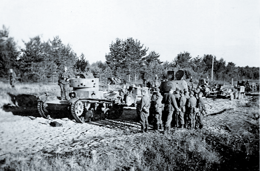 Солдаты вермахта у подбитых советских боевых машин Т-26, лето 1943 г.