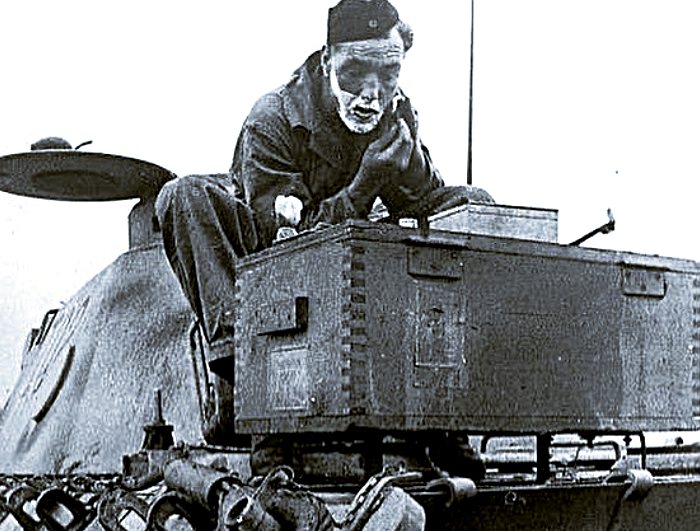 Танкист вермахта бреется верхом на Пантере, 1943 г.