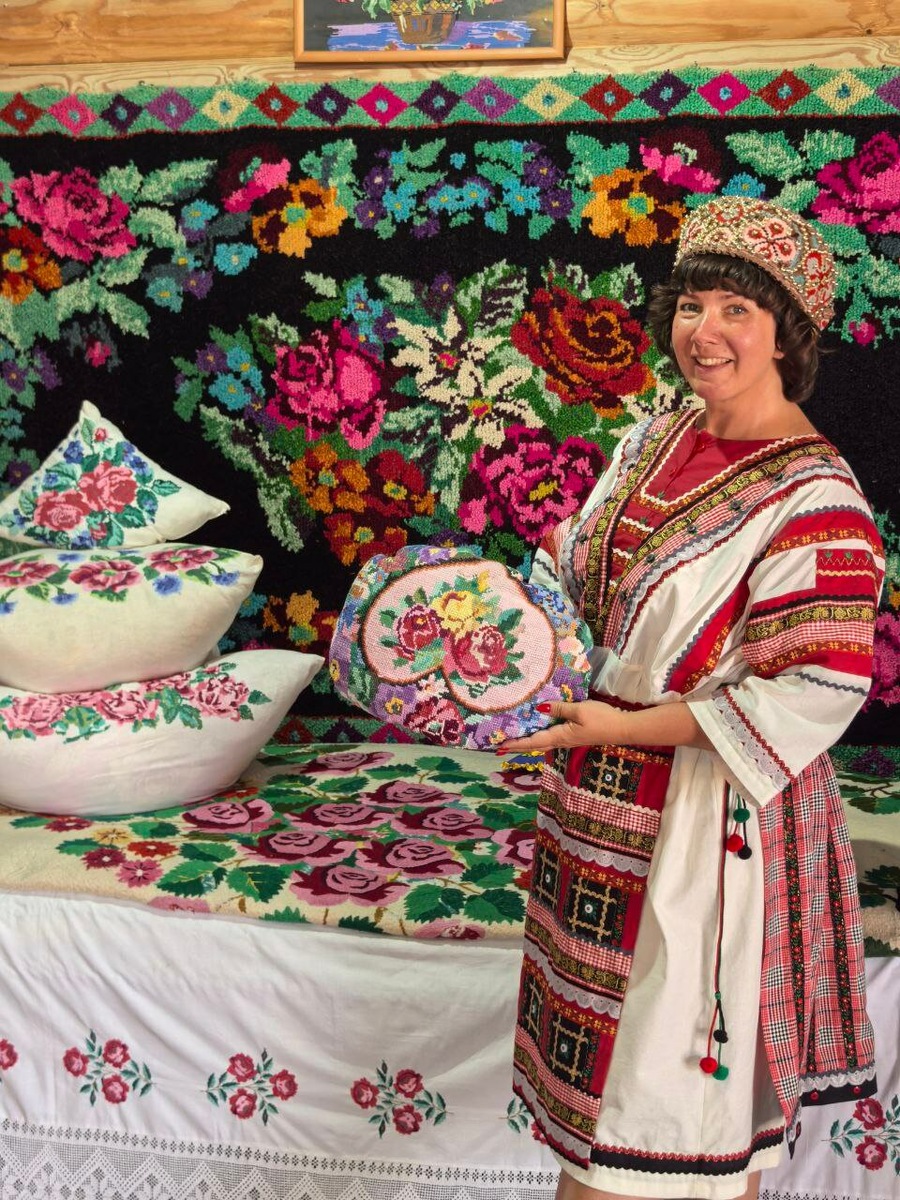 В этнографическом музее в народном костюме