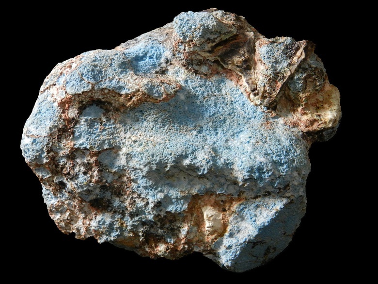 (Фото из открытых источников.) Афганит, привезенный с месторождения Ляпис-Лазур (Афганистан). Минералогический музей имени ТГУ. 