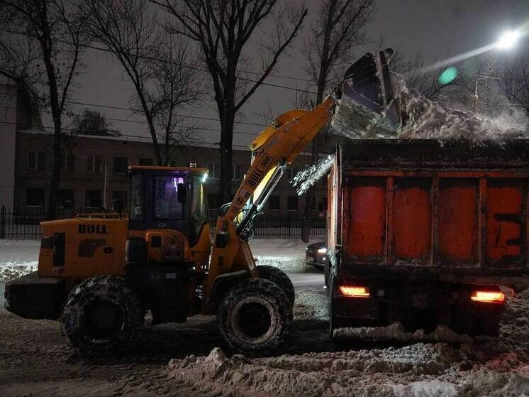     Для усиления уборки придомовых территорий в регионе планируют ввести дополнительную смену водителей спецтехники и увеличить парк задействованных машин. Фото: пресс-служба администрации г. Самара