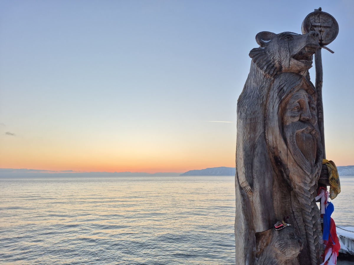 Изваяние у озера Байкал в Листвянке