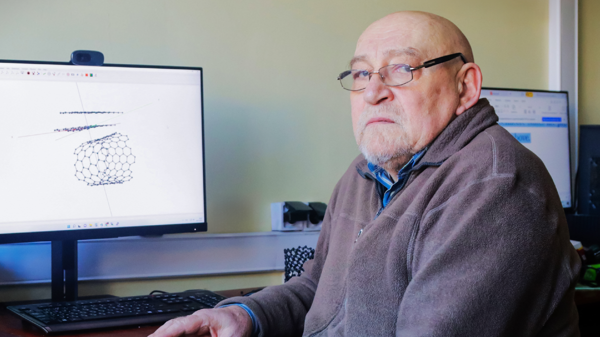 Профессор кафедры радиотехники и электродинамики СГУ Михаил Владимирович Давидович.