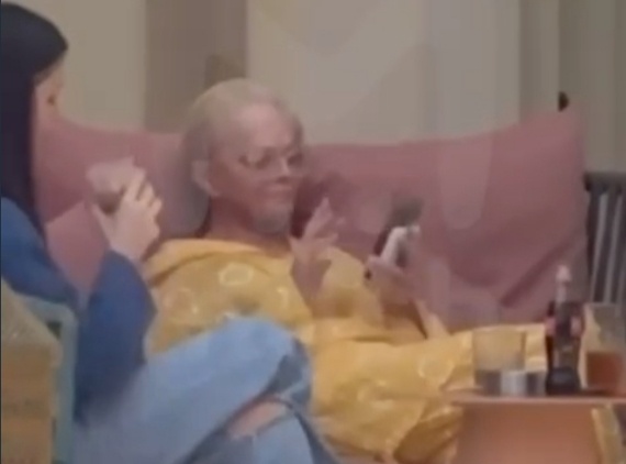 Скрин ТГ канала Shot, бабушка отдыхает