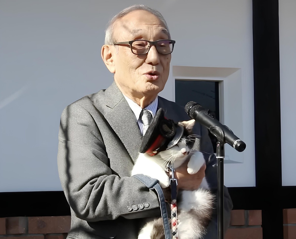    Пестрая кошка Йонтама официально стала новым смотрителем вокзала