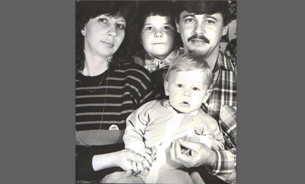 Дмитрий с родителями и братом