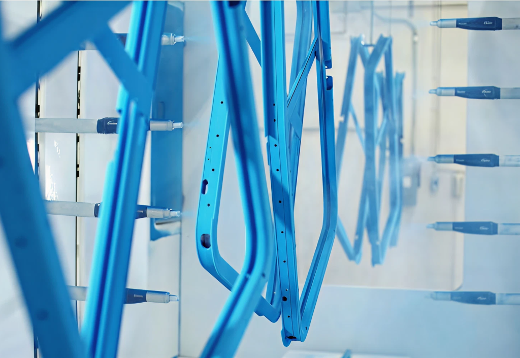 Рисунок 1. Промышленная линия порошковой окраски с системой подвески изделий. Рисунок носит иллюстративный характер, фото взято в сети-интернет