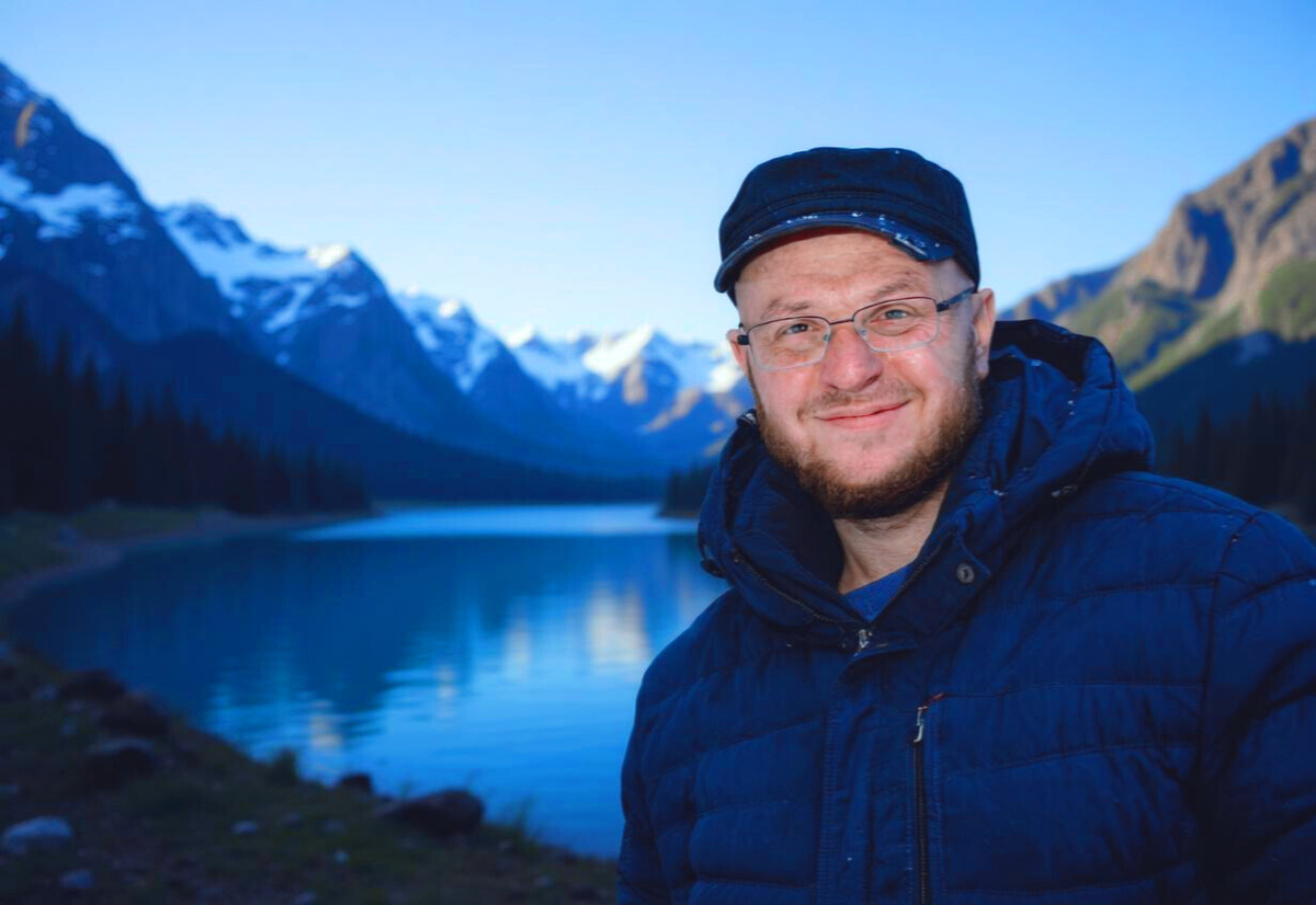 Отправила Рому в горы Норвегии, к Норвежскому озеру. Спасибо ИИ