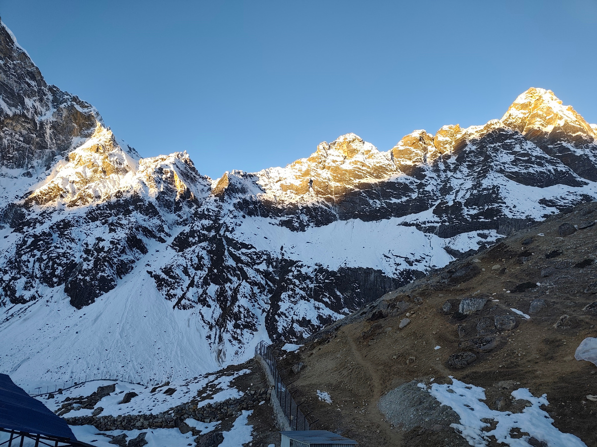 Солнце озарило горный хребет