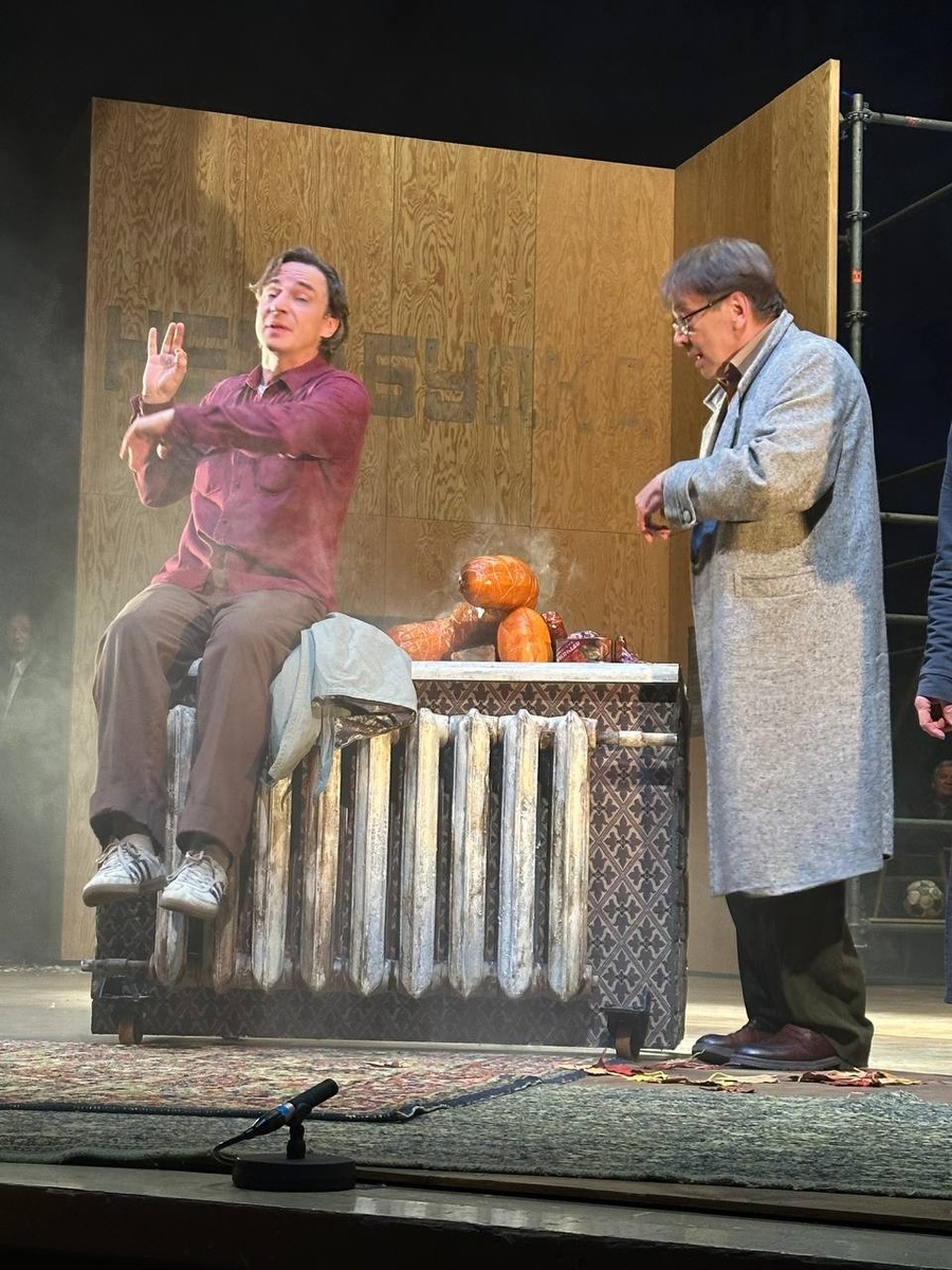 Сцена из спектакля «Утиная охота». БДТ. Фото автора.