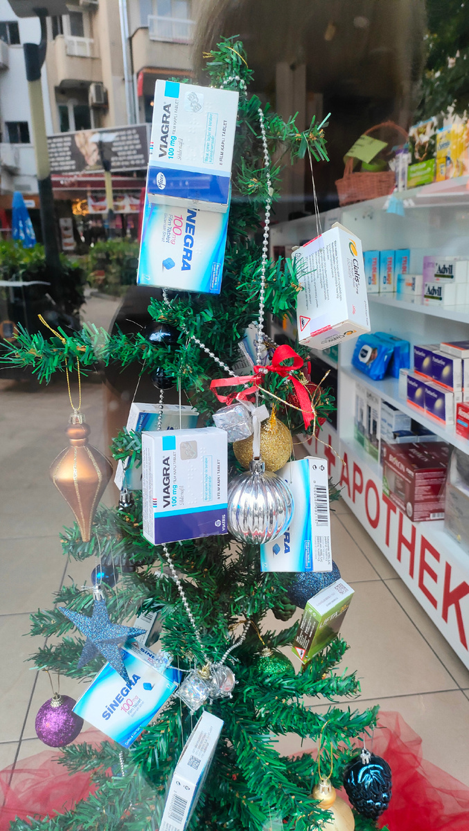 Ёлочка в аптеке)))сама фоткала
