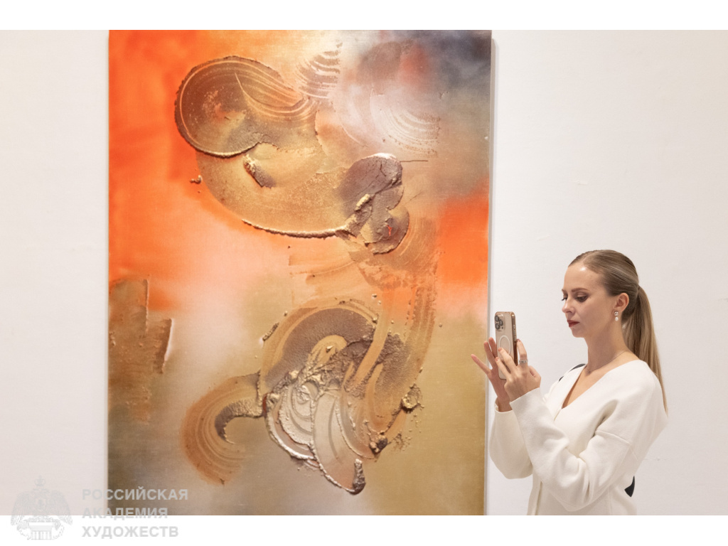 Гости выставки «Время и пространство» Му Кэ в ММОМА (Москва, ул. Петровка, 25). Фото: Виктор Берёзкин, пресс-служба РАХ.