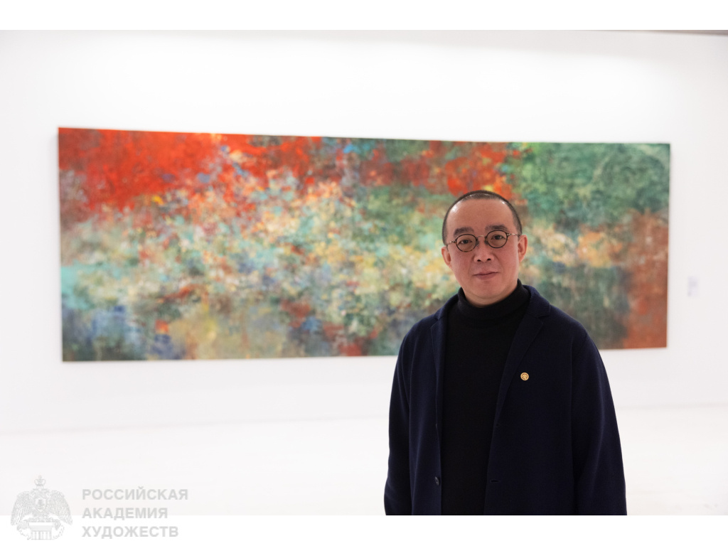 Почетный зарубежный член РАХ Му Кэ на открытии персональной выставки в ММОМА (Москва, ул. Петровка, 25). Фото: Виктор Берёзкин, пресс-служба РАХ.