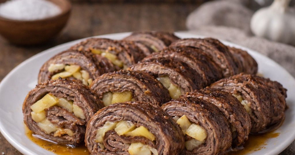 Рулет из говядины с грушей и сыром. История о том, как самое уютное мясо встречает осень