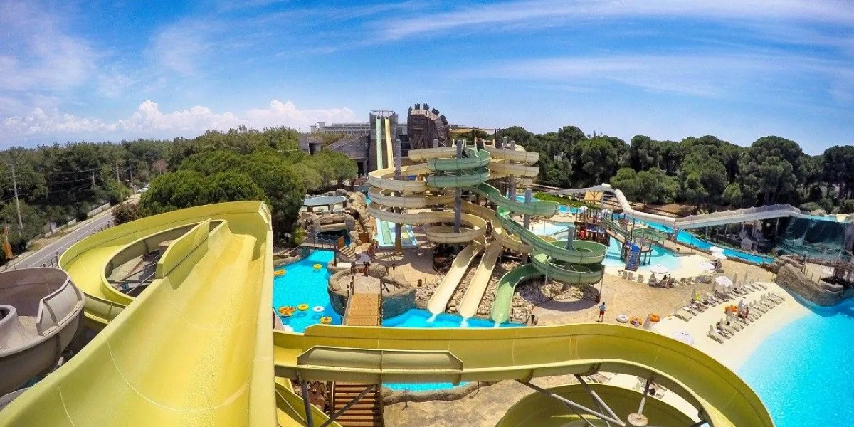 Аквапарк работает до 18:00, очередей почти не бывает