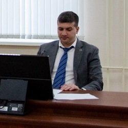    По неофициальным данным, кандидатура финансиста Юрия Абросимова была выдвинута властями Татарстана. Ему доверили встать у руля в момент масштабной реорганизации структуры Объединенной авиастроительной корпорации, которая пройдет в марте этого года. Не исключено, после завершения процесса перестройки ОАК может снова вернуться к этому вопросу.