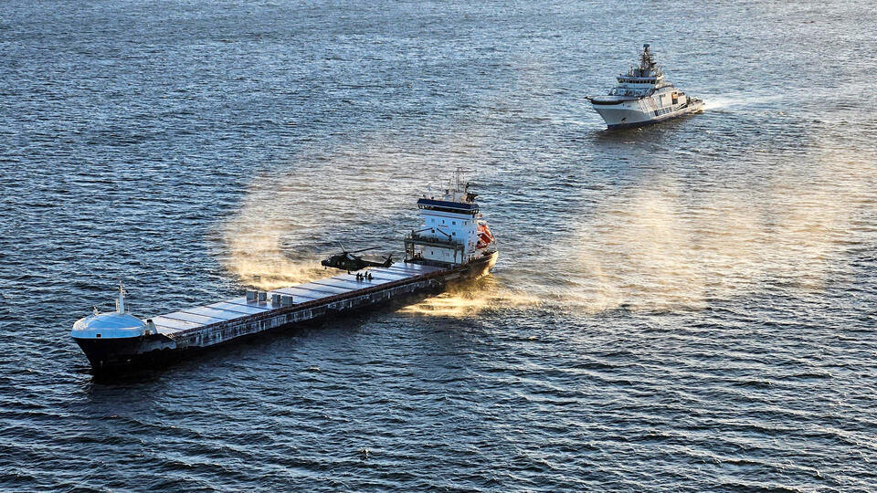     Финляндия освободила задержанное за повреждение кабеля судно Fitburg REUTERS /Finnish Police