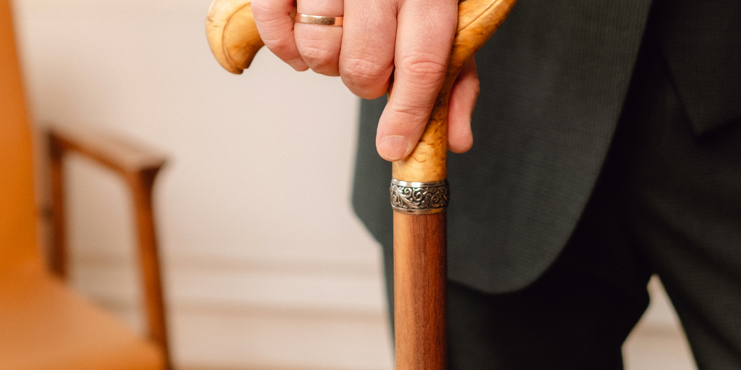 Как выбрать рукоять трости: Т-образная, «лебединая шея» и другие формы. Какая лучше для пожилого человека или при артрите?